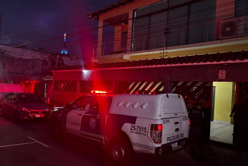Polícia suspeita que os assaltantes tinham intenção de roubar as armas da vítima — Foto: Divulgação