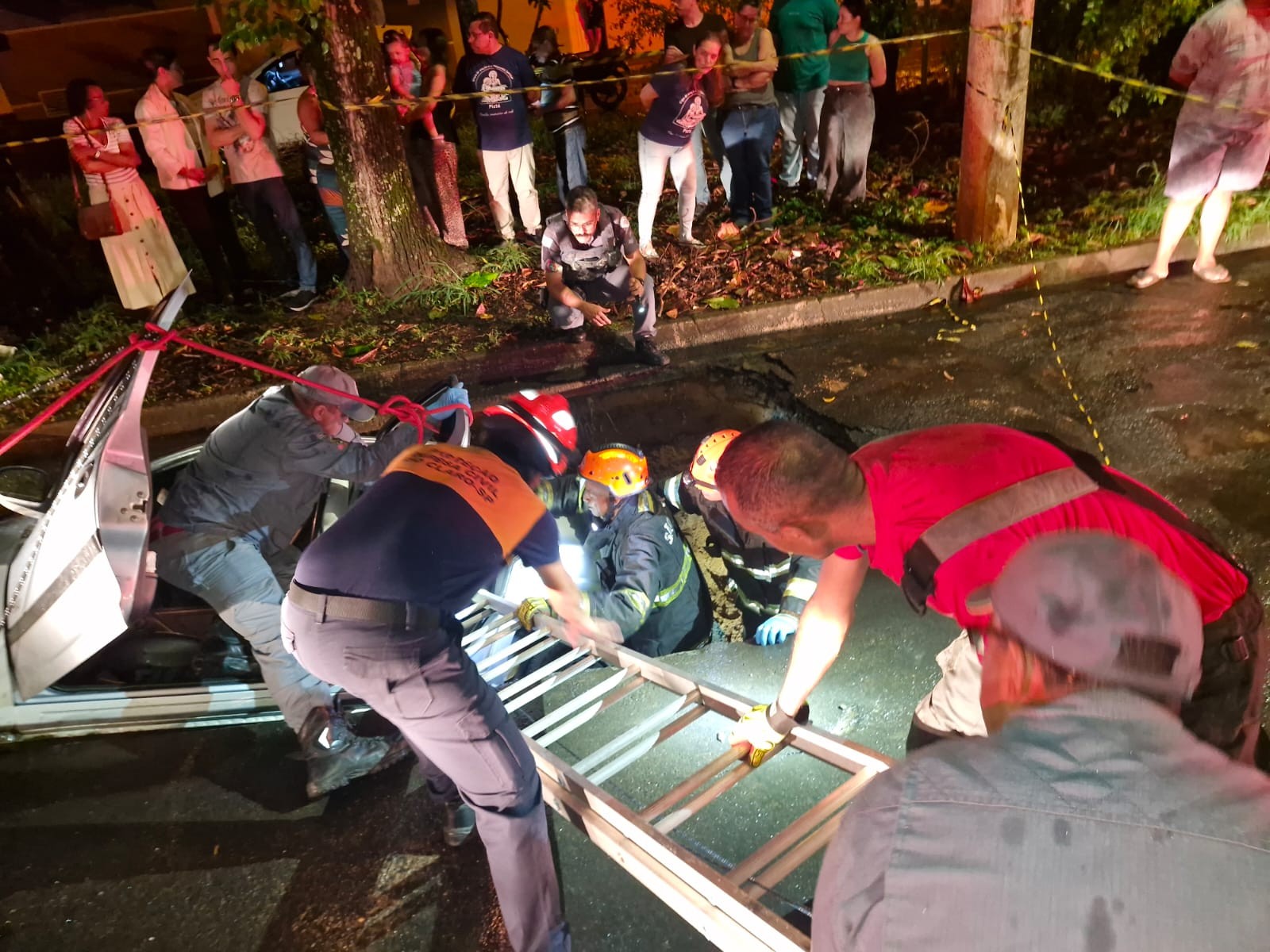 Carro de idosa é ‘engolido’ por cratera após chuva no interior de SP