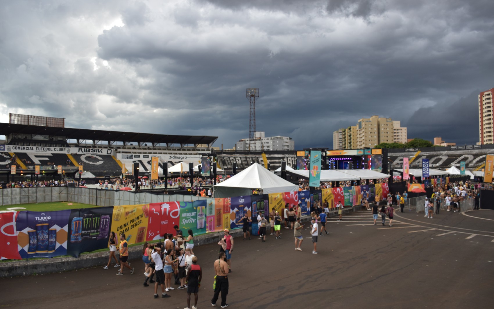 Em meio a muito glitter, fantasias e chuva forte, Bloco Califórnia mantém público animado em pré-carnaval em Ribeirão Preto, SP
