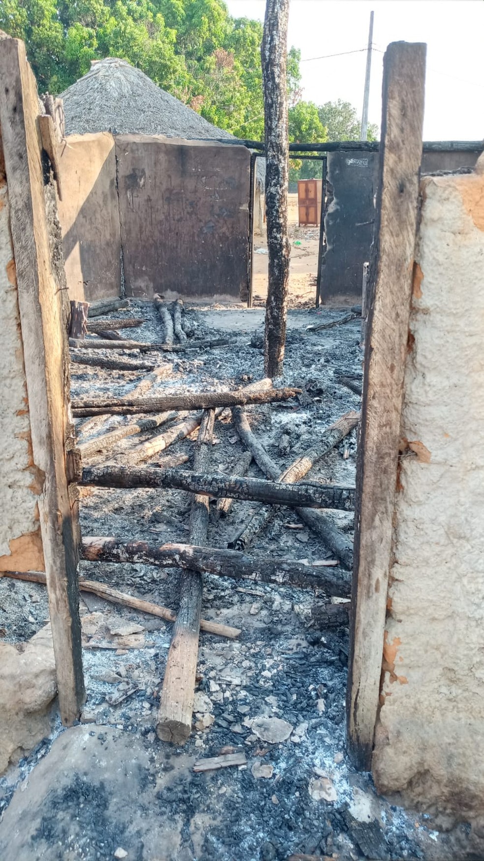 Casa consumida pelas chamas na aldeia Santa Clara em MT — Foto: Géssyca Moreira Santiago
