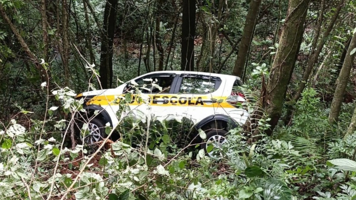 Carro de autoescola é roubado enquanto aluno e instrutora faziam aula de baliza no Paraná