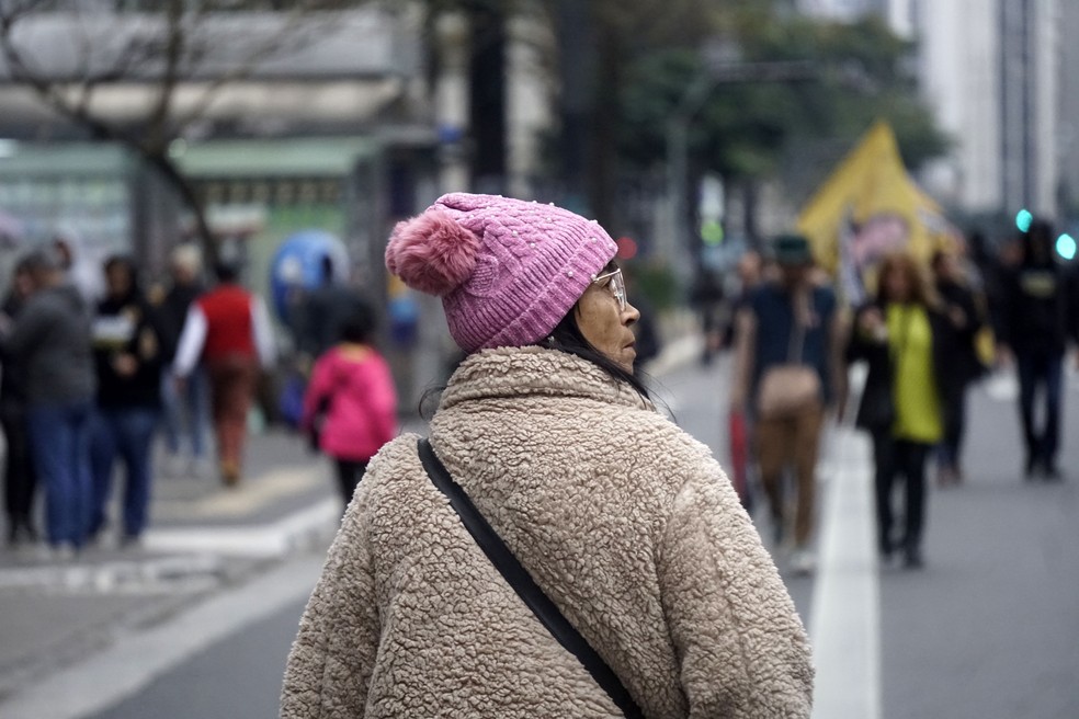 Moradores da cidade de SP enfrentam manh de frio intenso nesta tera (27) — Foto: CRIS FAGA/DRAGONFLY PRESS/ESTADO CONTEDO