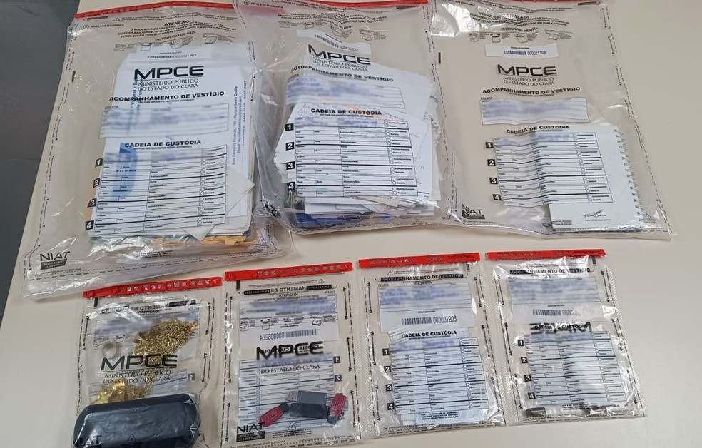Operação do Ministério Público apreendeu joias de ouro, documentos e outros materiais com PM suspeito de agiotagem e extorsões em Fortaleza. — Foto: MPCE/ Divulgação