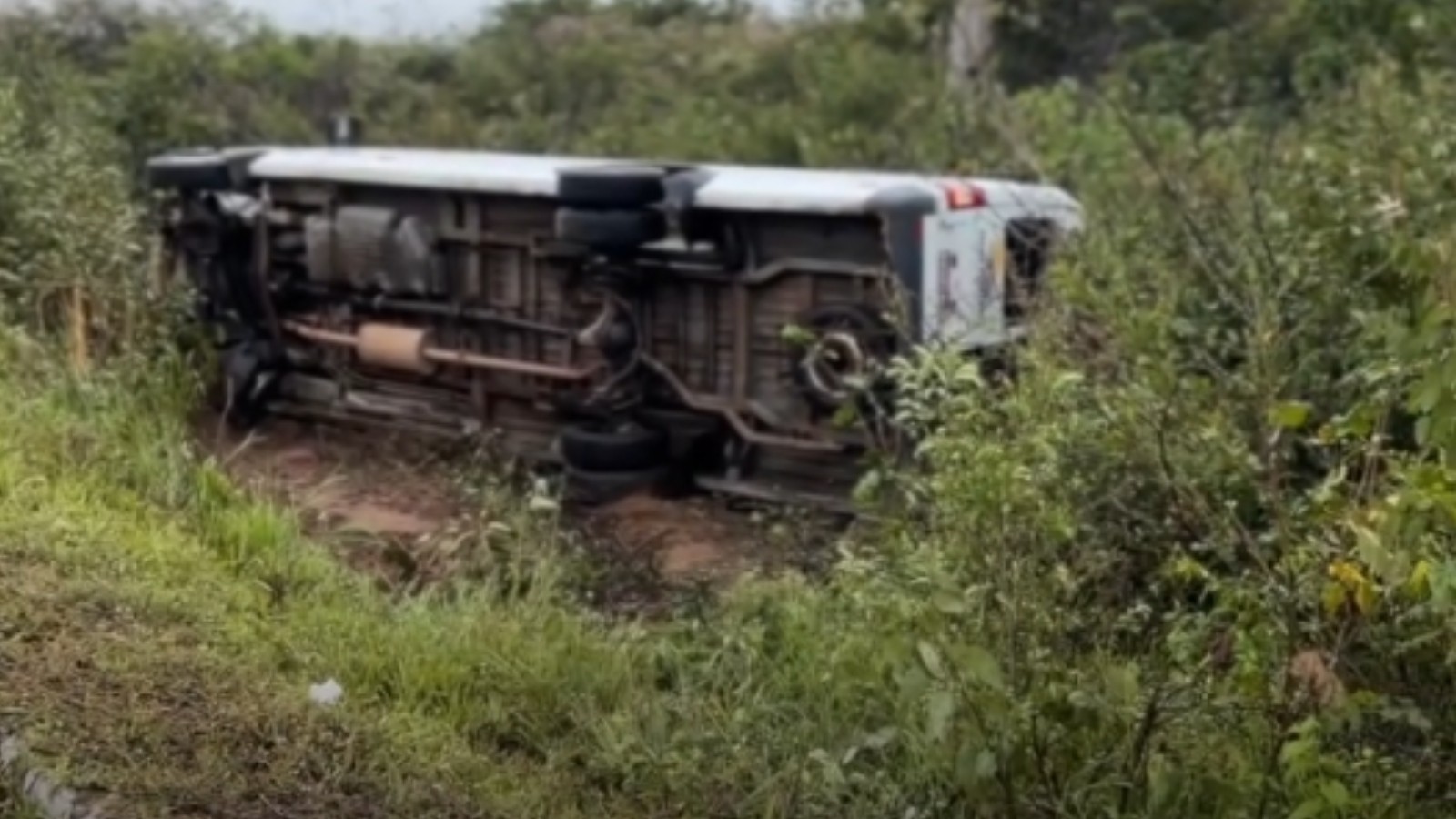 Acidente entre carro e van com cerca de 20 passageiros deixa feridos na CE-187, em Viçosa do Ceará