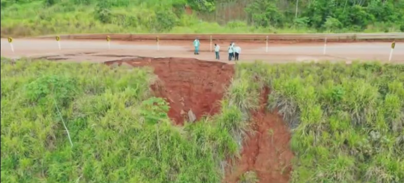 Cratera destrói parte de rodovia no interior do Pará após fortes chuvas