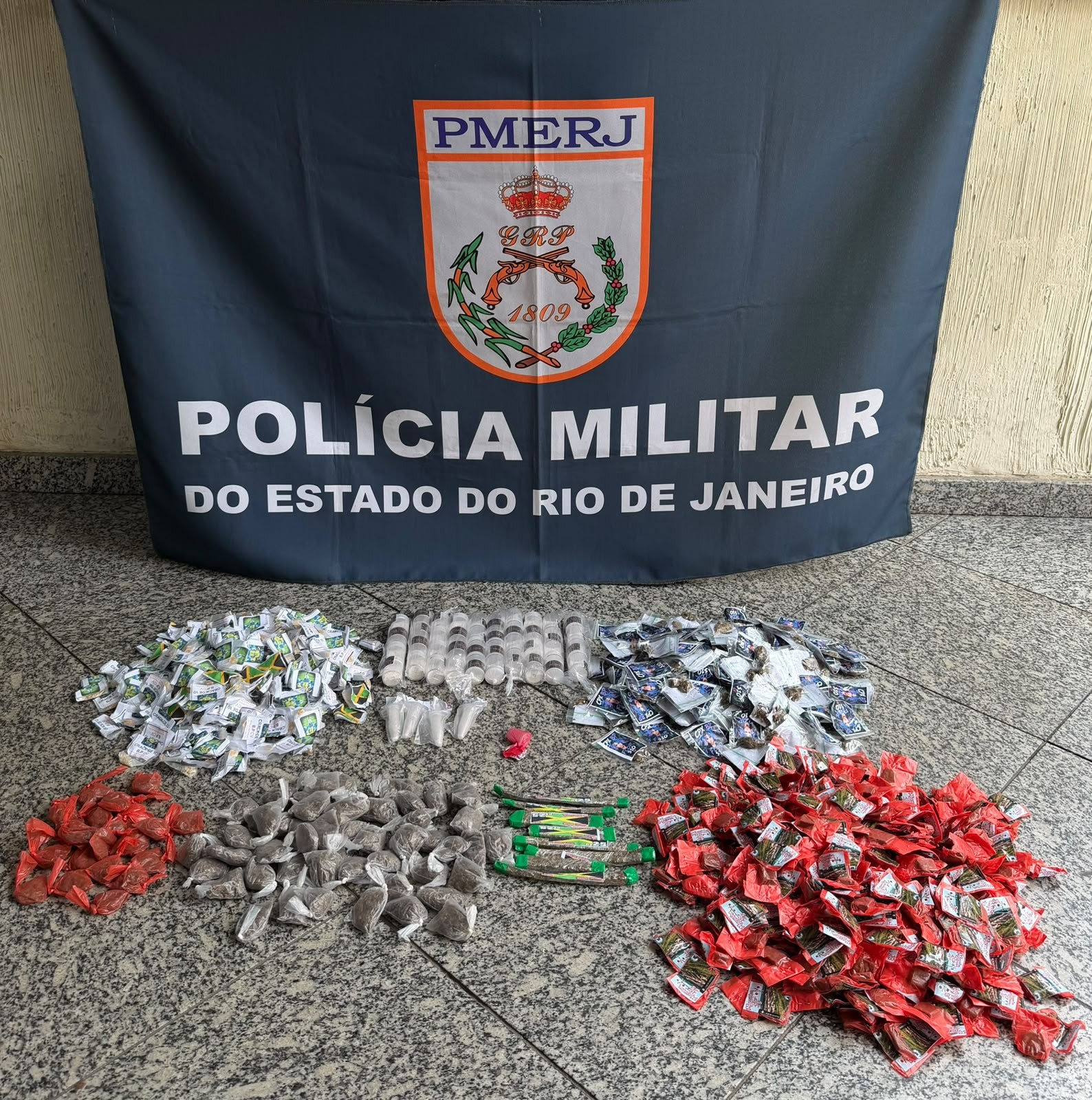 Polícia Militar apreende drogas escondidas em área de mata em Barra do Piraí