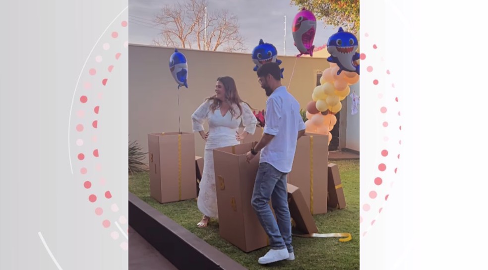 No chá reveleção, pais contaram a familiares e amigos que esperavam três meninos e uma menina. — Foto: Redes sociais