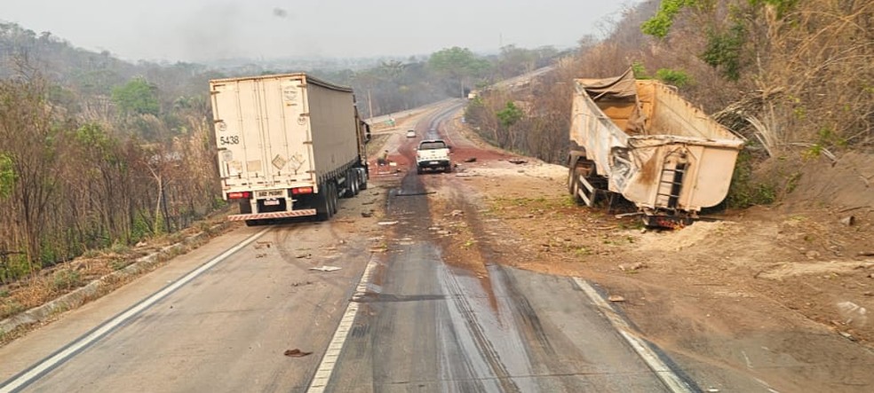 O motorista da outra carreta saiu ileso e assinou o termo de recusa de atendimento hospitalar. — Foto: Reprodução