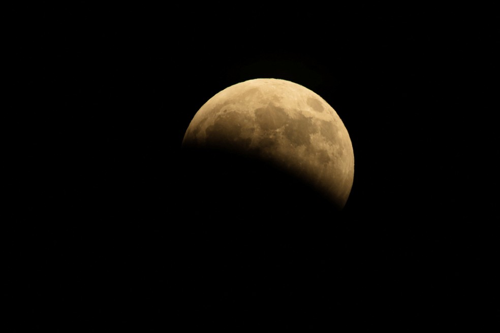 Eclipse lunar deixa a Lua avermelhada em San Diego, na Calif�rnia, nesta quinta-feira (27). � Foto: Mike Blake/Reuters