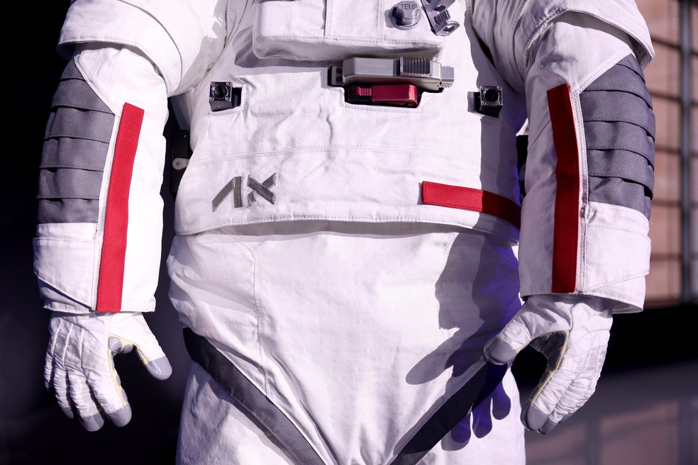 Prada e Axiom Space apresentam o traje espacial (Axiom Extravehicular Mobility Unit) projetado e desenvolvido para a missão lunar Artemis III — Foto: REUTERS/Claudia Greco