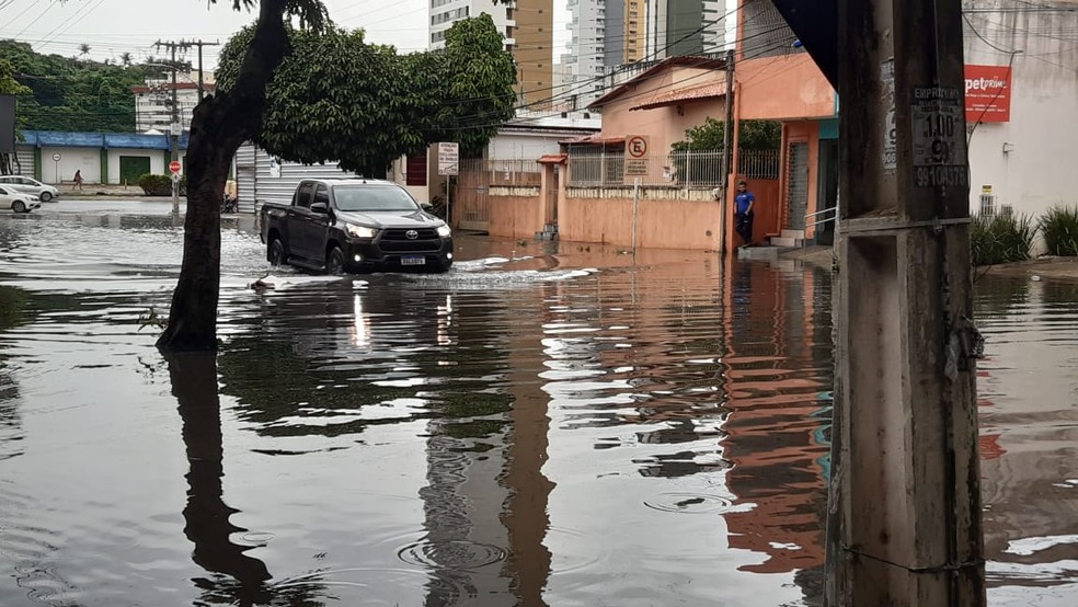 Avenida Afonso Pena tem pontos de alagamento — Foto: Sérgio Henrique Santos/Inter TV Cabugi