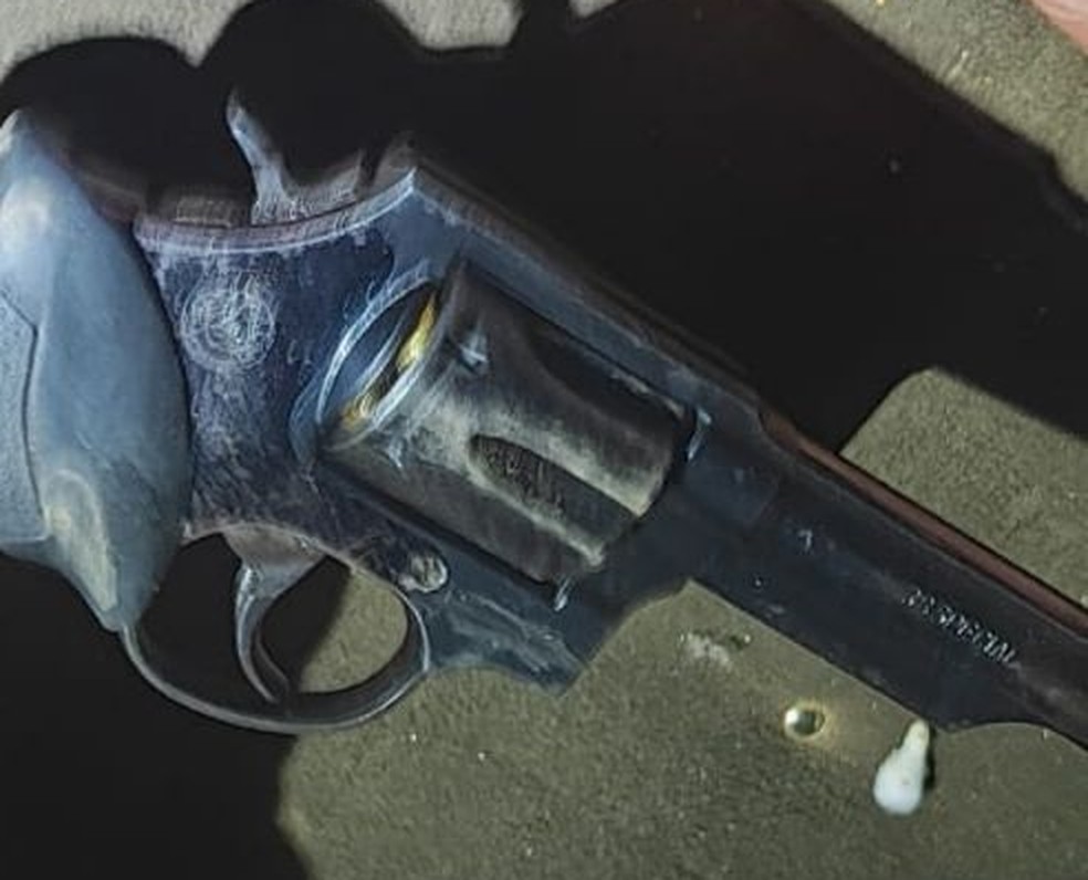 Arma utilizada por suspeito que morreu durante confronto com a PM em Cuiabá — Foto: Reprodução