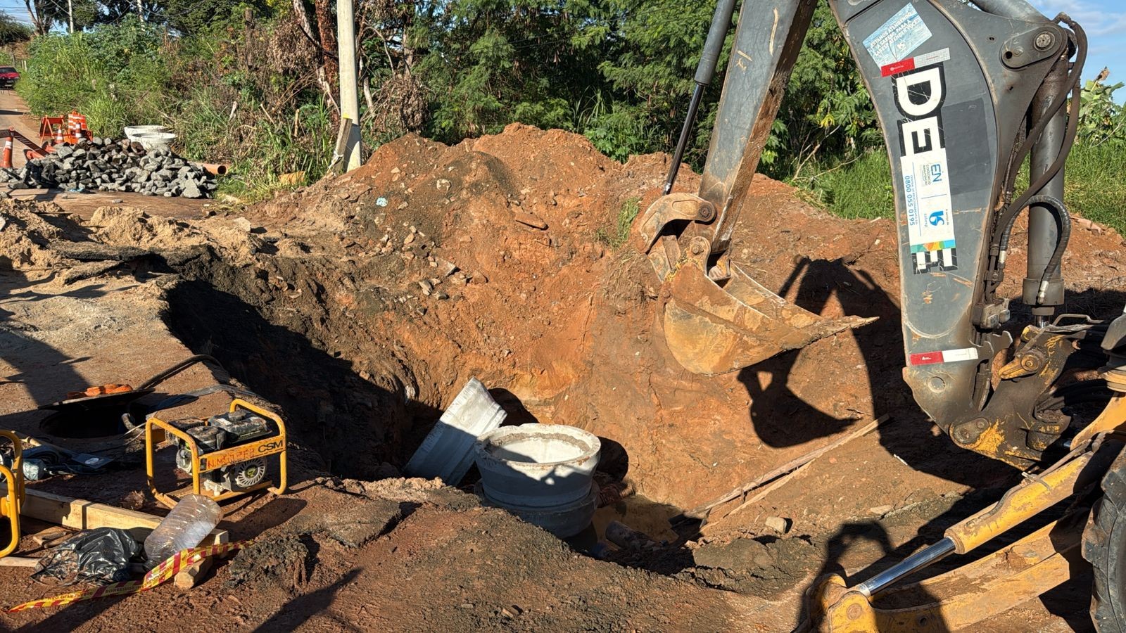 Trabalhador morre esmagado por retroescavadeira durante obra de esgoto em Hortolândia
