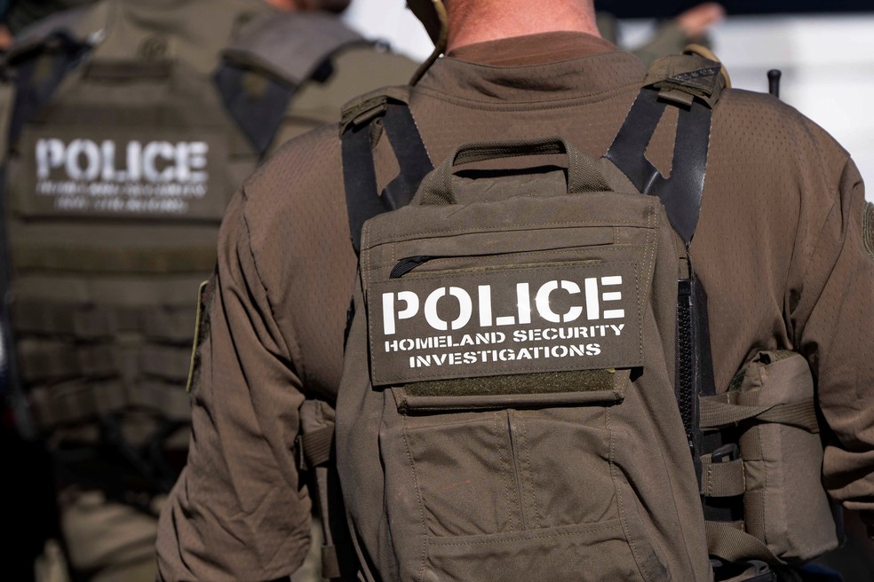 Agentes federais fazem operação para prender imigrantes ilegais nos Estados Unidos, em 26 de janeiro de 2025 — Foto: REUTERS/Rebecca Noble