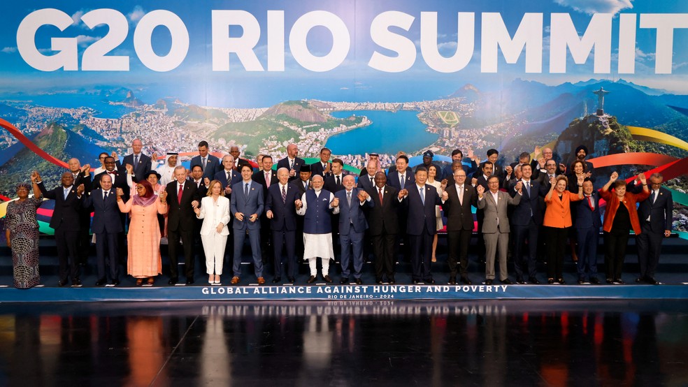 Foto oficial do G20 (ou foto de família) agora com a presença do presidente Joe Biden, dos EUA — Foto: Ludovic Marin/AFP