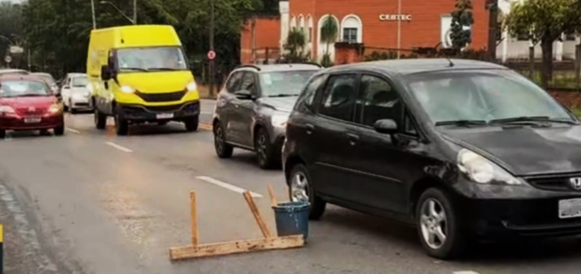 Caminhão com 5 toneladas de farinha quebra, trava trânsito e avenida é sinalizada com balde e madeira em Piracicaba