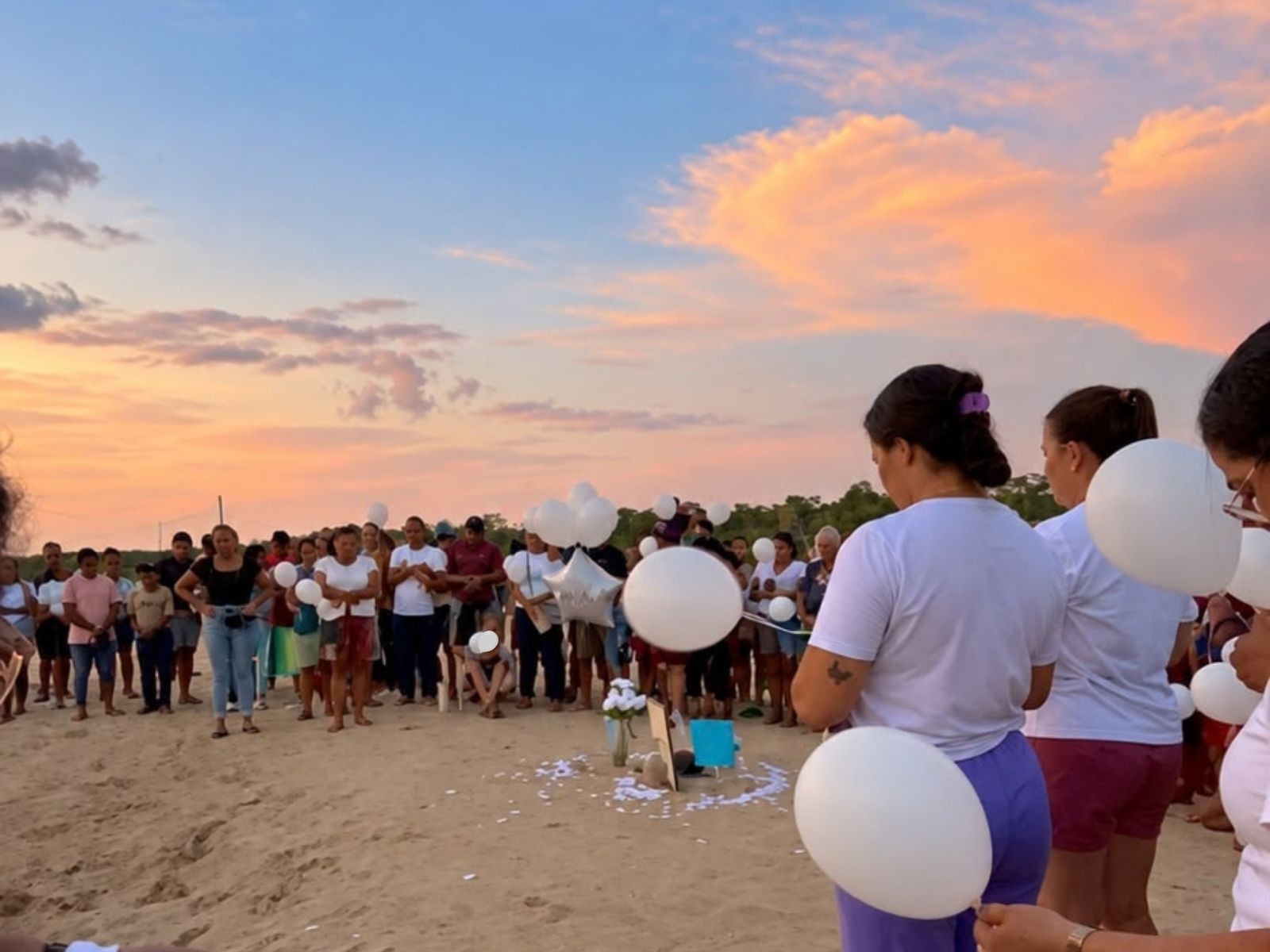 VÍDEO: Familiares soltam balões em homenagem a barqueiro de 82 anos que desapareceu em rio no Acre