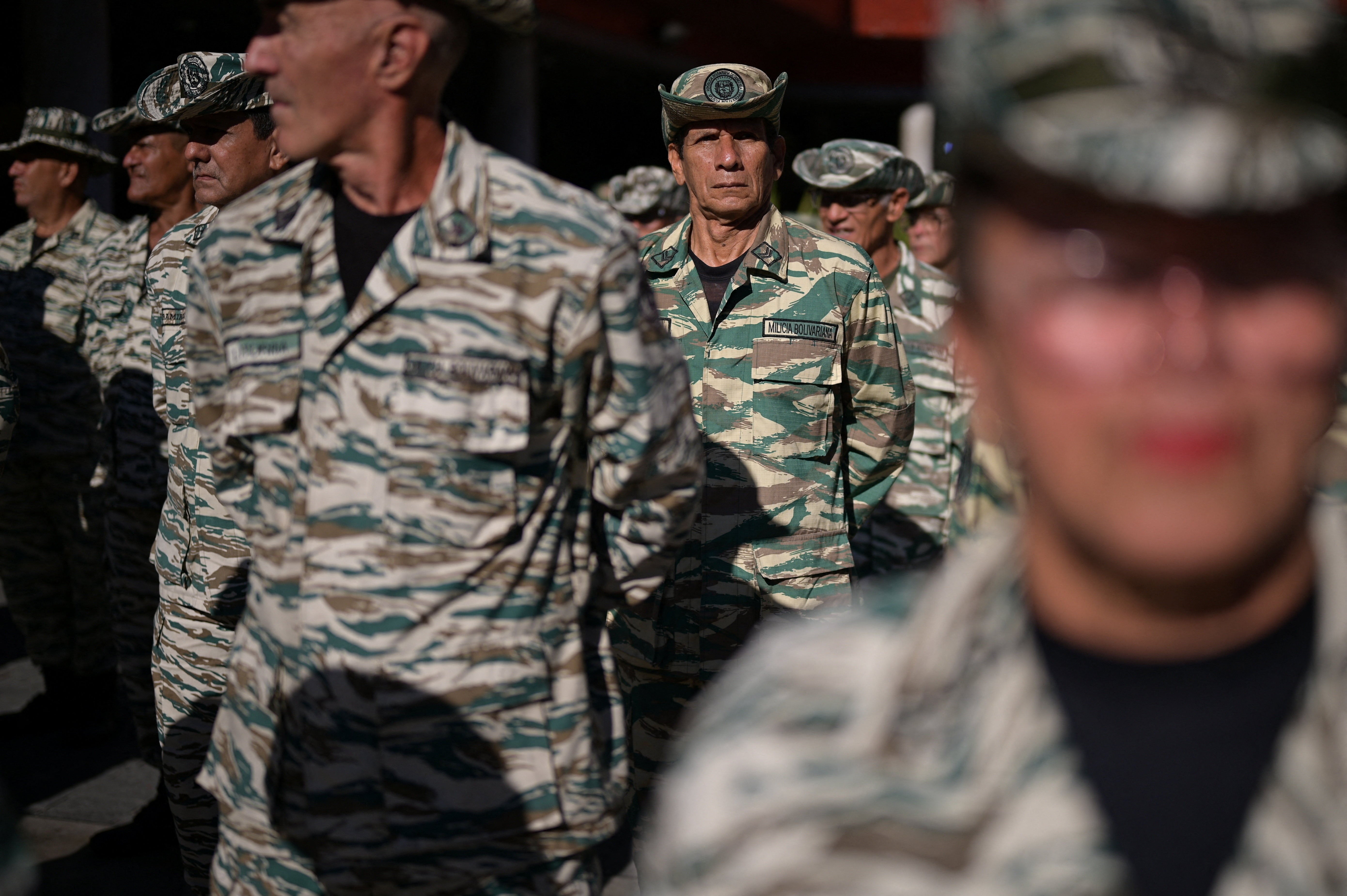 Governo Maduro posiciona tropas e coloca armas 'nas mãos do povo' diante de avanço de embarcações dos EUA no Caribe 