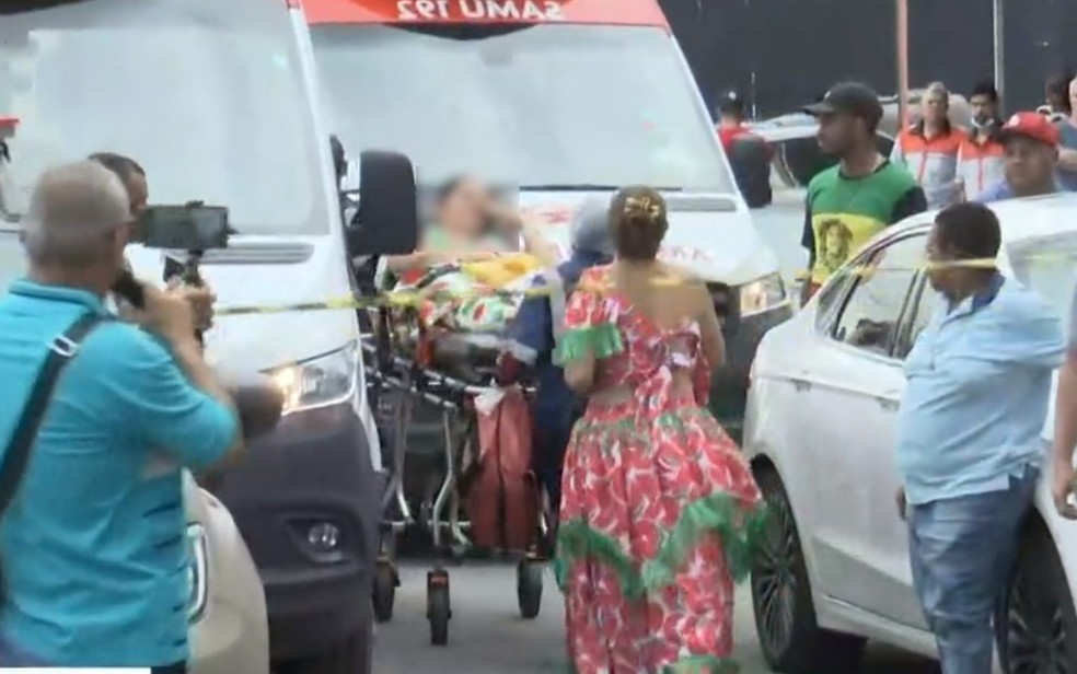 Momento em que vítimas foram socorridas após ataque em Feira de Santana — Foto: Reprodução TV Subaé