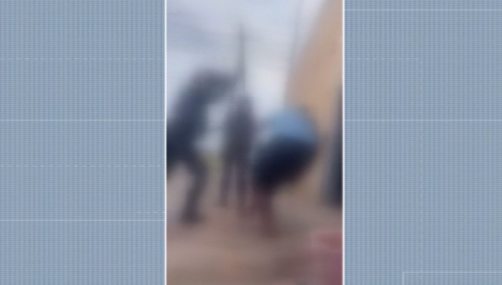 Vídeos mostram policiais agredindo cadeirante durante abordagem a jovem em Piracicaba — Foto: Reprodução/EPTV