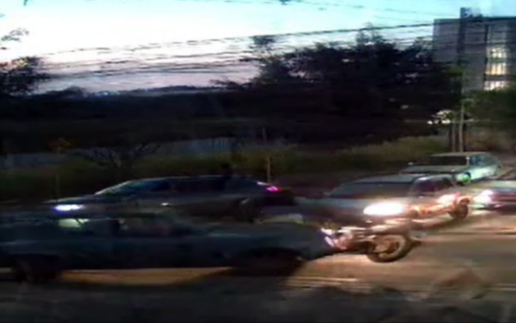 Câmeras flagram duas batidas entre carros e motos em menos de 24 horas em Varginha, MG