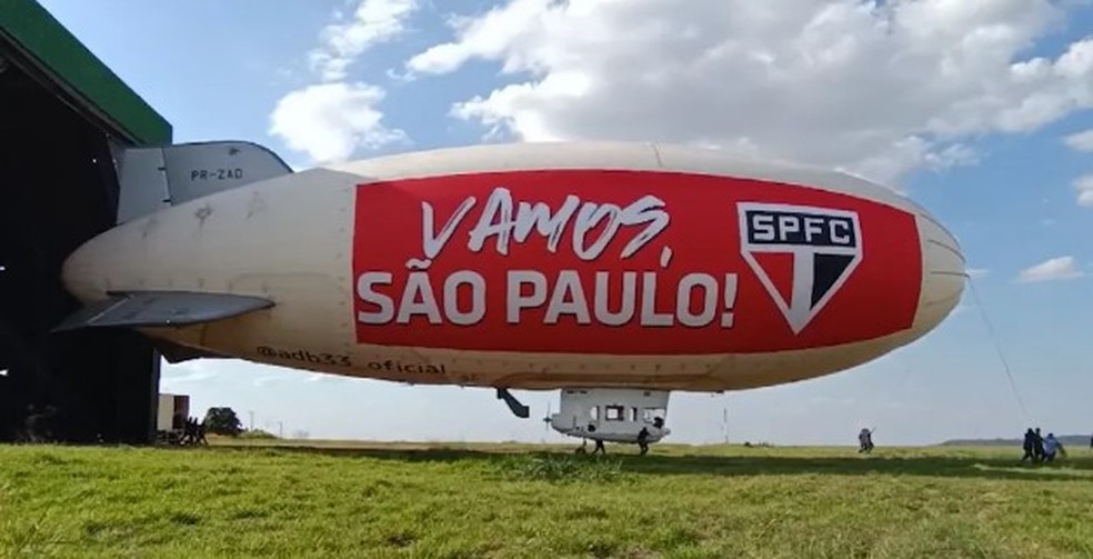 Dirigível em 2023 quando sobrevoou cidades paulistas antes de final da Copa do Brasil — Foto: Reprodução