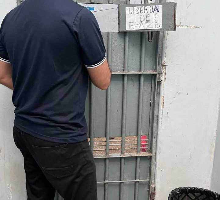 Superlotação e falta de estrutura: inspeções identificam série de irregularidades em delegacia no AM
