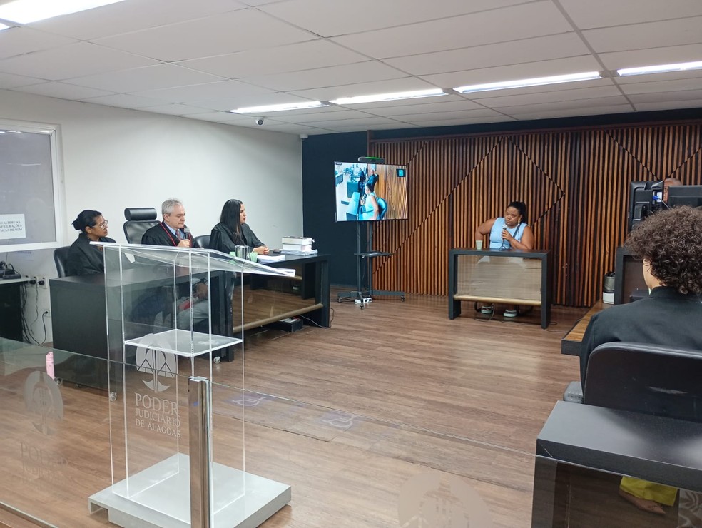 Mãe de santo Leidjane sobrevivente durante depoimento — Foto: Reprodução/MPAL