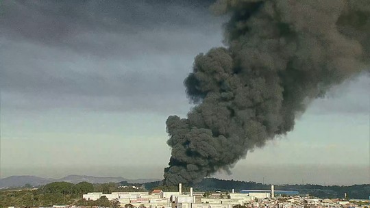 Incêndio atinge fábrica em Guarulhos e gera fumaça vista a 30 km