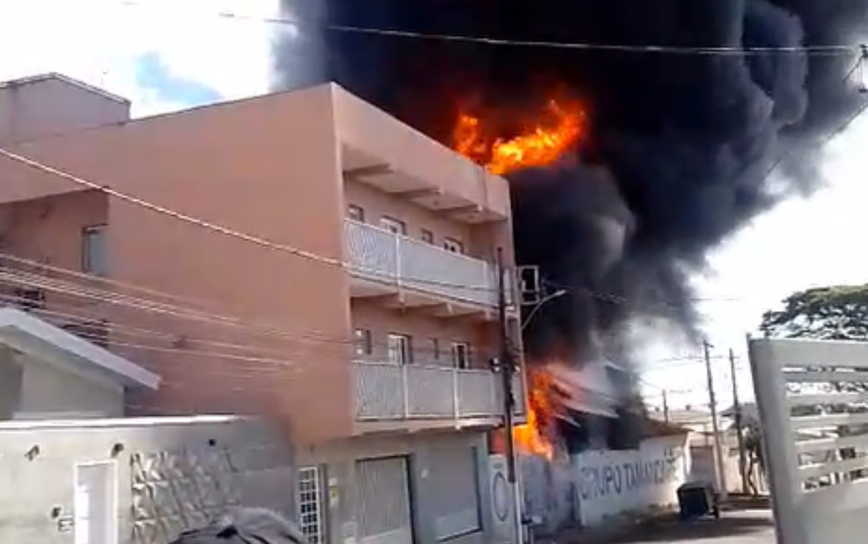 VÍDEO: Incêndio de grandes proporções atinge depósito de posto de combustíveis em Alfenas, MG