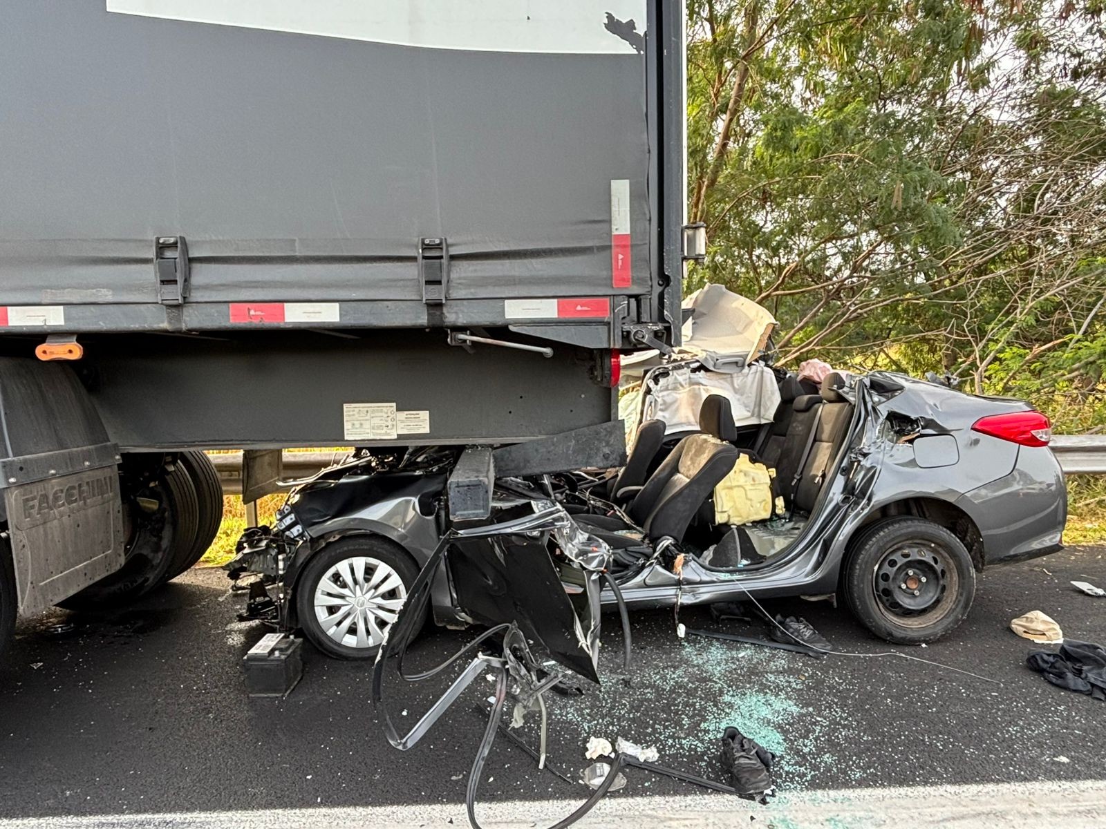 Motorista morre após batida deixar carro embaixo de caminhão em Rodovia de Campinas