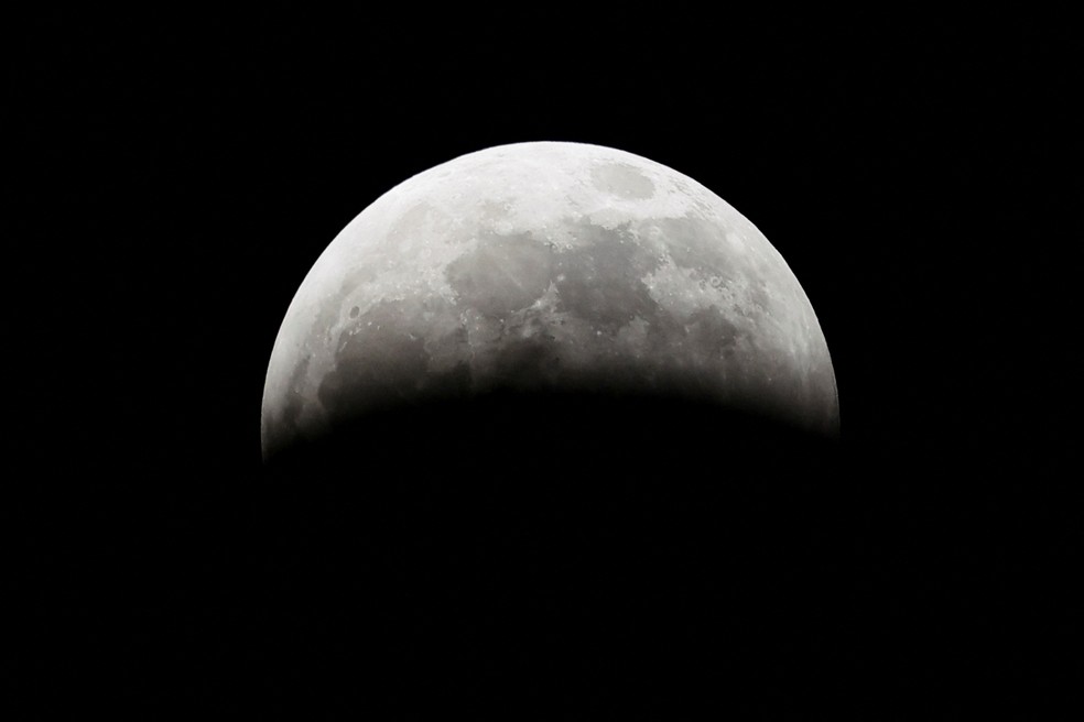 A Lua durante um eclipse lunar parcial no c�u sobre Bras�lia, Brasil, em 28 de agosto de 2026 � Foto: REUTERS/Adriano Machado