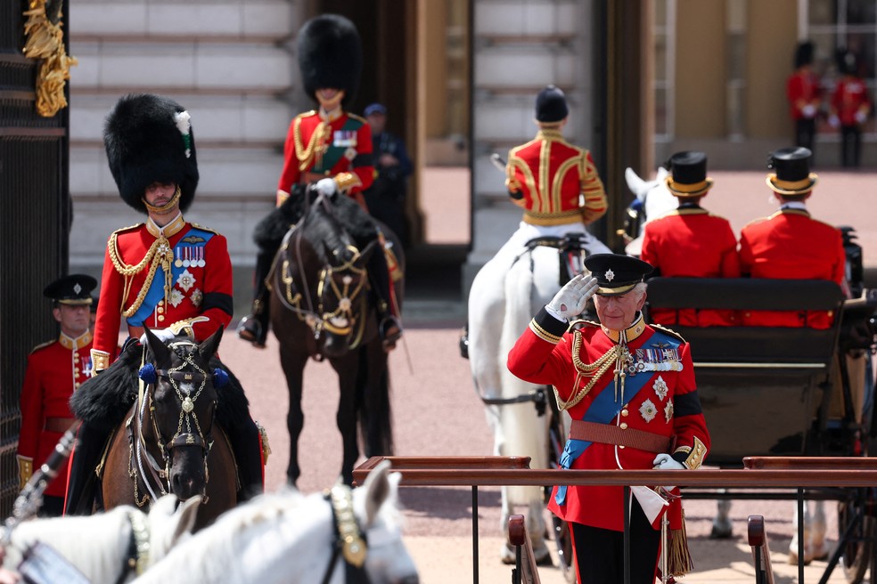 O rei Charles e o príncipe William usando braçadeiras pretas para prestar homenagem às vítimas do acidente aéreo — Foto: REUTERS/Toby Melville