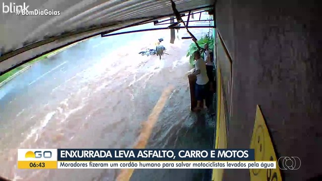 Vdeo mostra quando passageira de app  arrastada por enxurrada