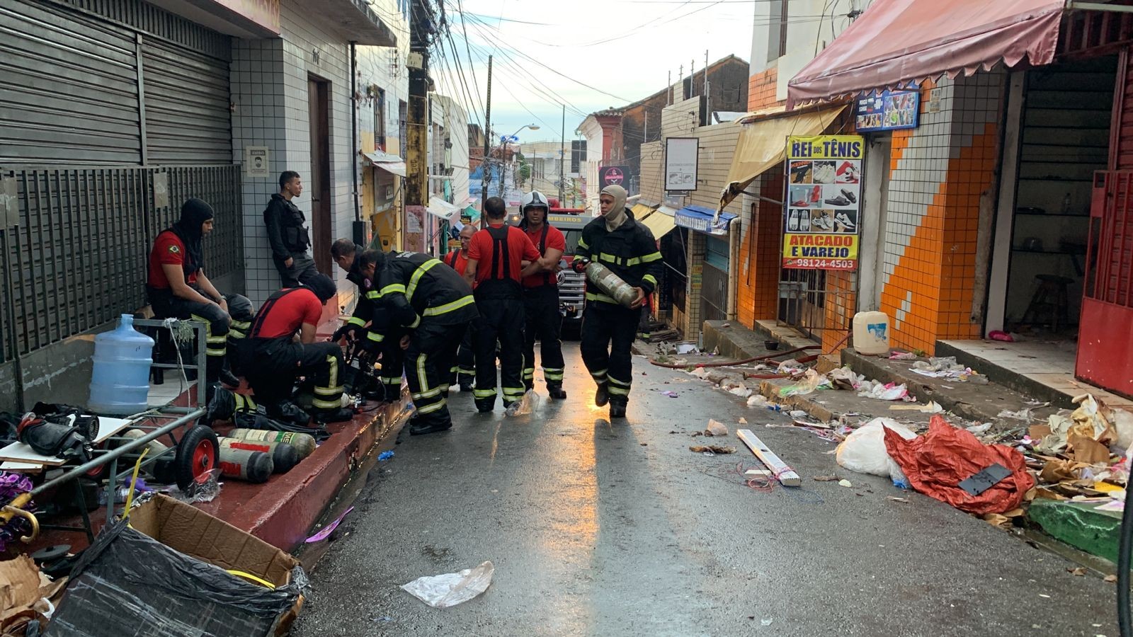 Corpo de Bombeiros investiga origem de incêndio que atingiu lojas no Centro de São Luís