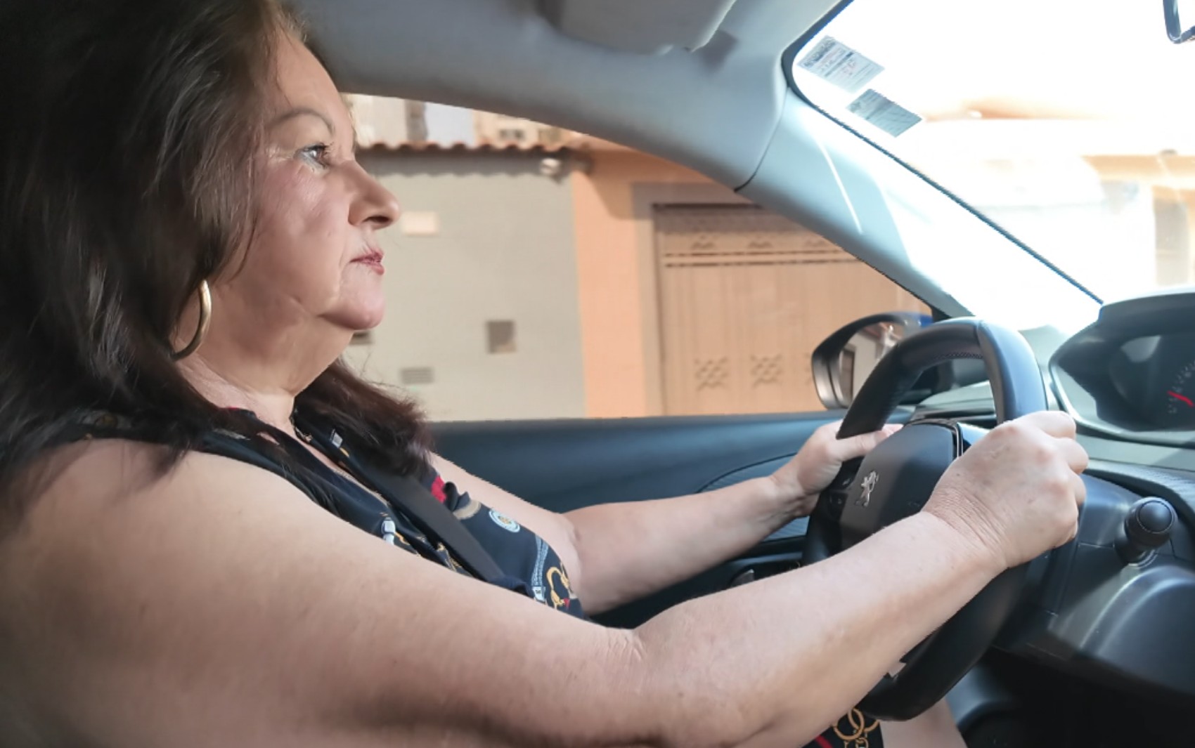 Aos 65 anos, aposentada atua como motorista de aplicativo para evitar depressão: 'Me sinto bem trabalhando'