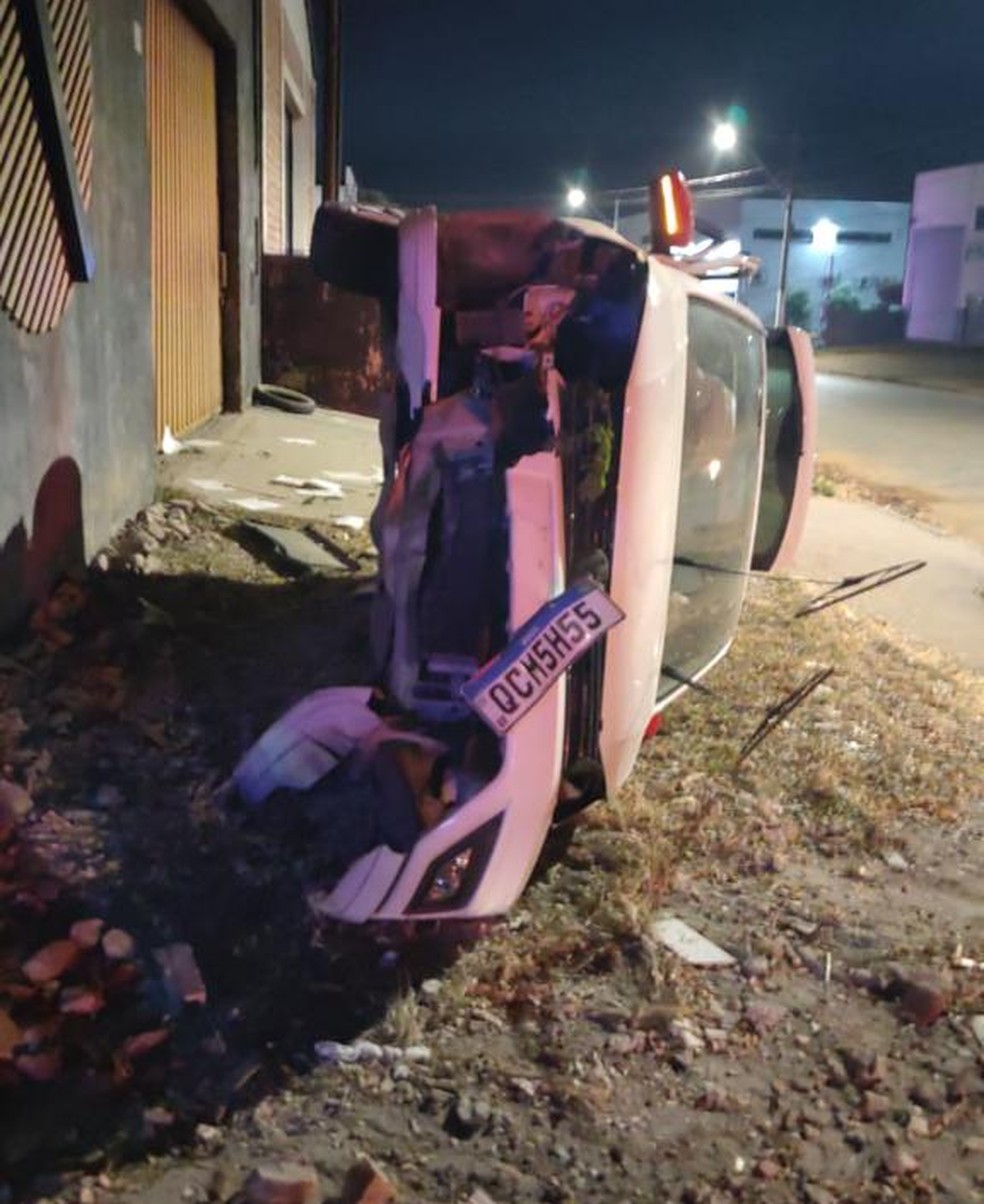 O veículo em que estavam as cinco vítimas ficou completamente destruído — Foto: Reprodução