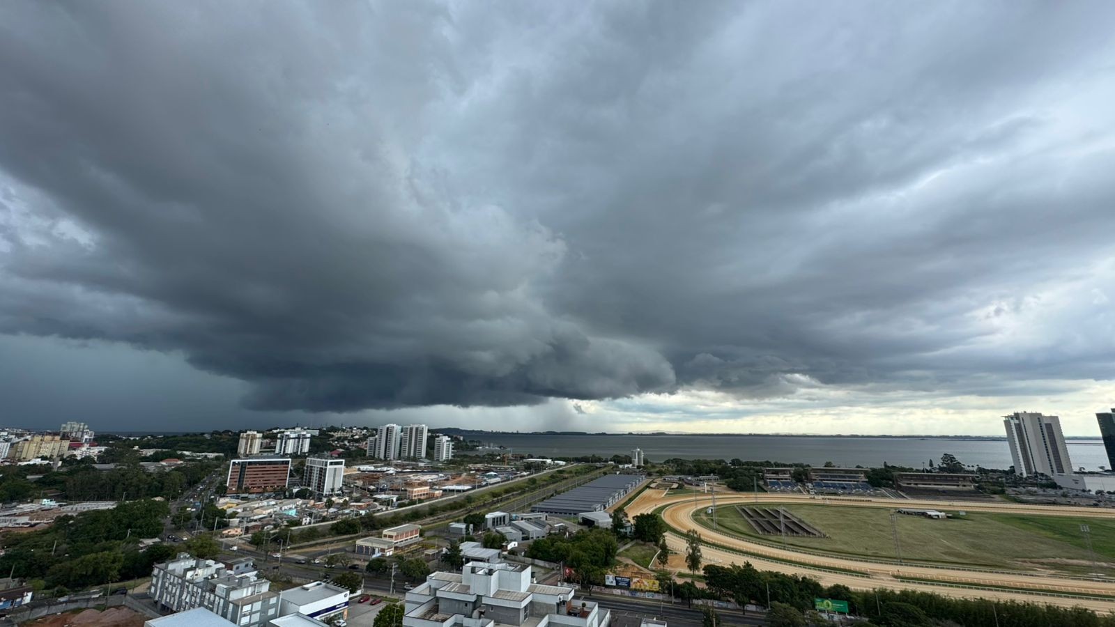 RS tem tarde com temporal e granizo após manhã abafada