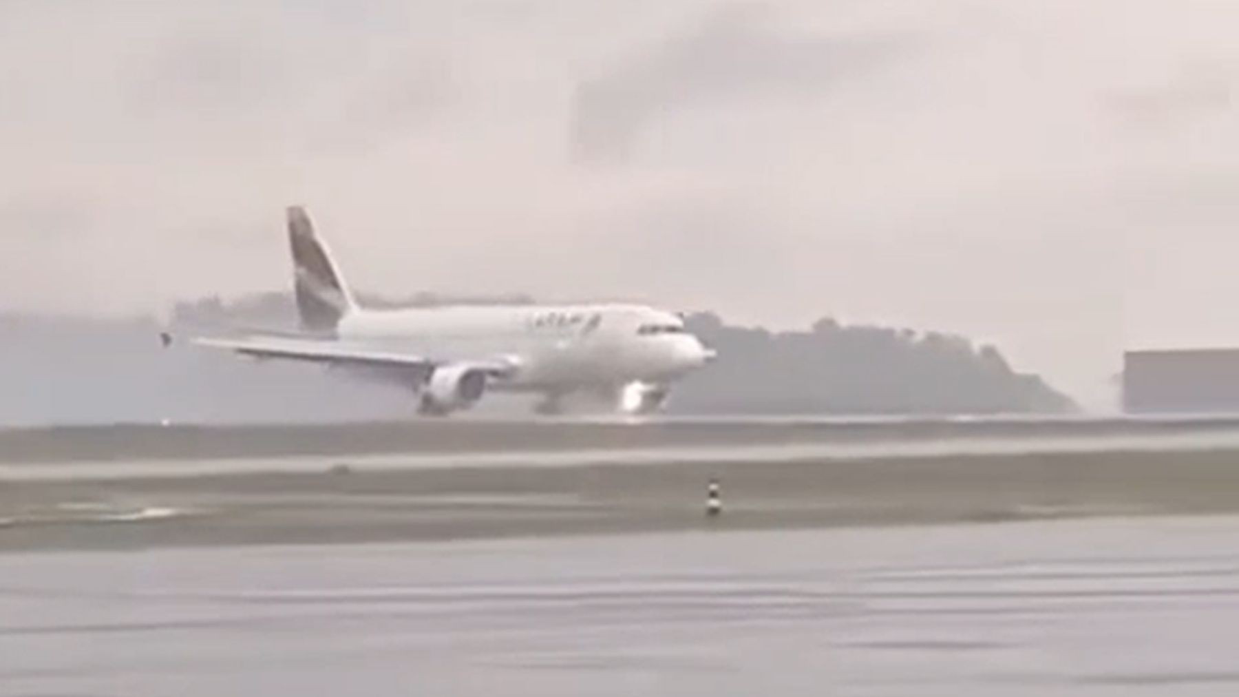 Vídeo mostra pouso de avião da Latam que saiu da pista e atolou no Paraná