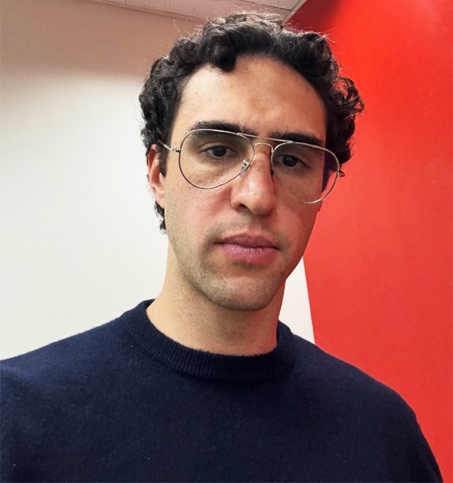 Zeca Veloso anuncia enfim o primeiro álbum solo, oito anos após a projeção em show com o pai, Caetano Veloso