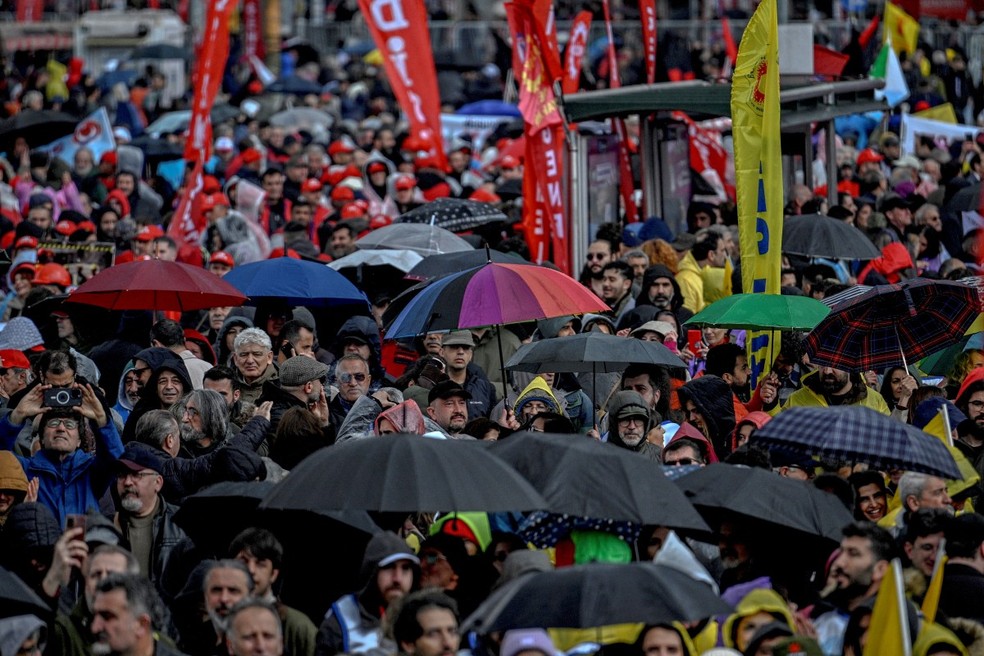 Manifestantes entoam slogans durante um comício do Dia do Trabalhador, marcando o Dia Internacional do Trabalhador, no distrito de Kadikoy, em Istambul, em 1º de maio de 2026. — Foto: OZAN KOSE / AFP