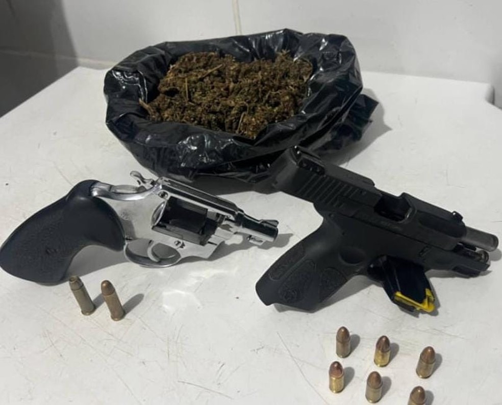 Armas e drogas apreendidas pela PM em Petrolina — Foto: Divulgação / PM