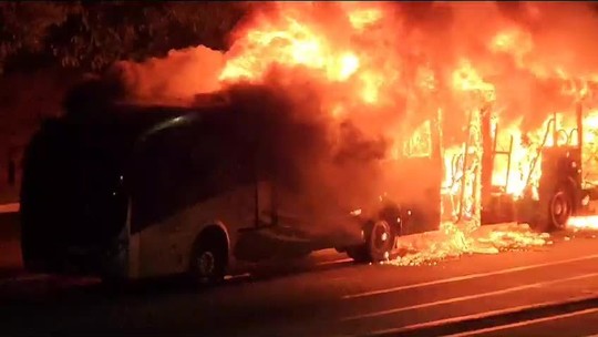 Ônibus do Move pega fogo na Avenida Antônio Carlos, em BH; veículo ficou destruído  - Programa: G1 MG 