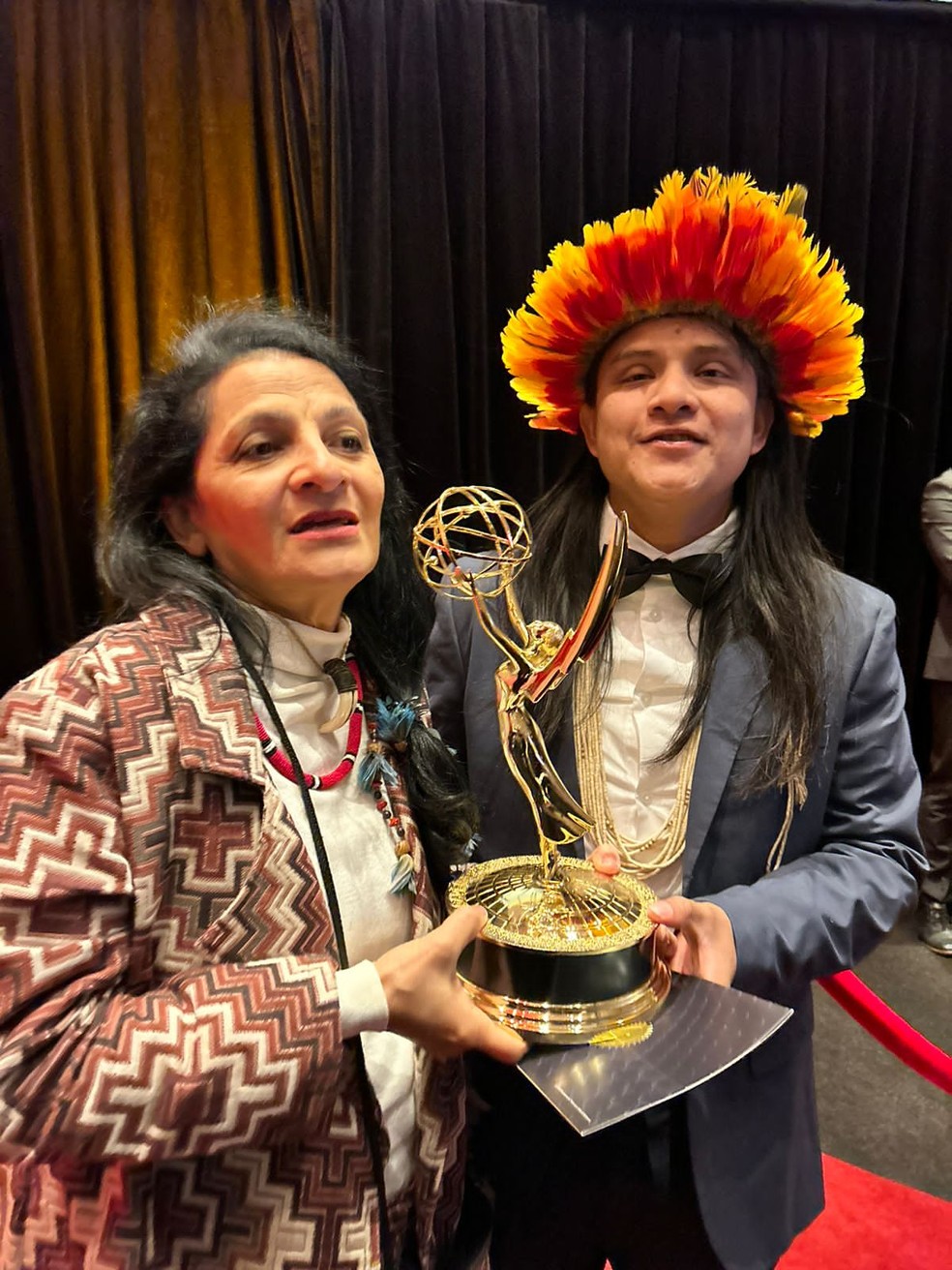 Ivaneide Bandeira e Bitaté Uru-Eu-Wau-Wau, protagonistas do documentário segurando a estatueta do Emmy — Foto: Reprodução/Redes sociais