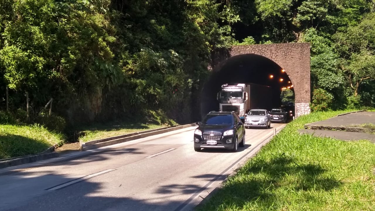 Vigia da Esalq atropela capivara, cai da moto e fica ferido em Piracicaba