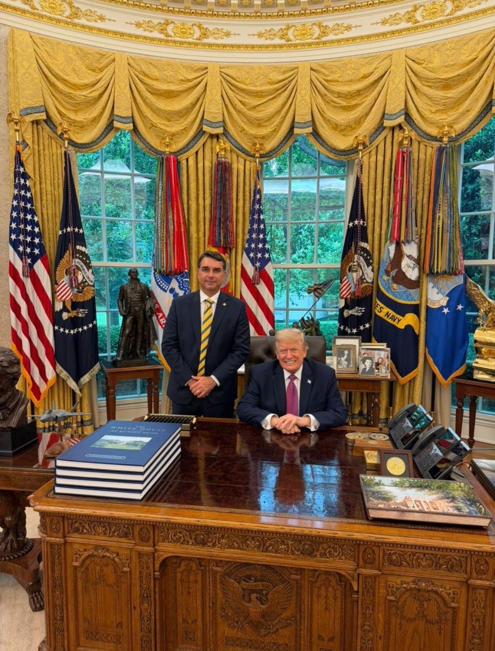 Flávio Bolsonaro se reúne com Donald Trump na Casa Branca para registro fotográfico