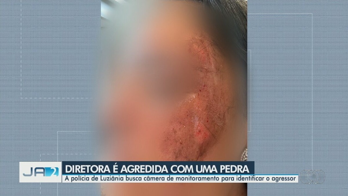 Diretora leva pedrada em porta de escola