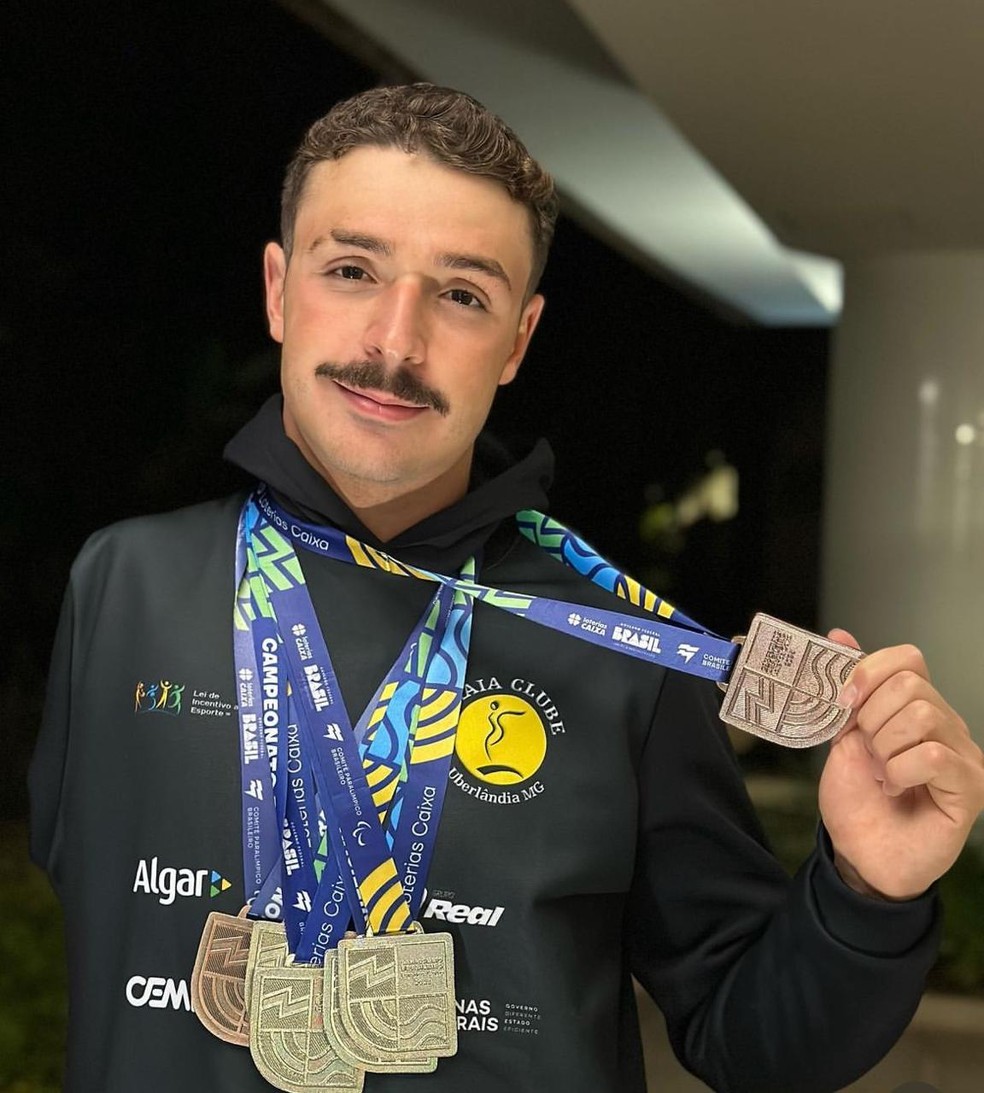 Wrajamani com medalhas que conquistou em campeonatos nacionais de natação — Foto: Arquivo pessoal