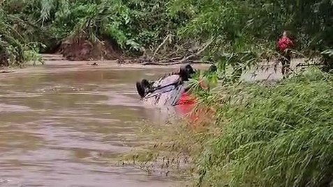 Corpos de casal são encontrados em carro arrastado por correnteza no RS, confirmam bombeiros 