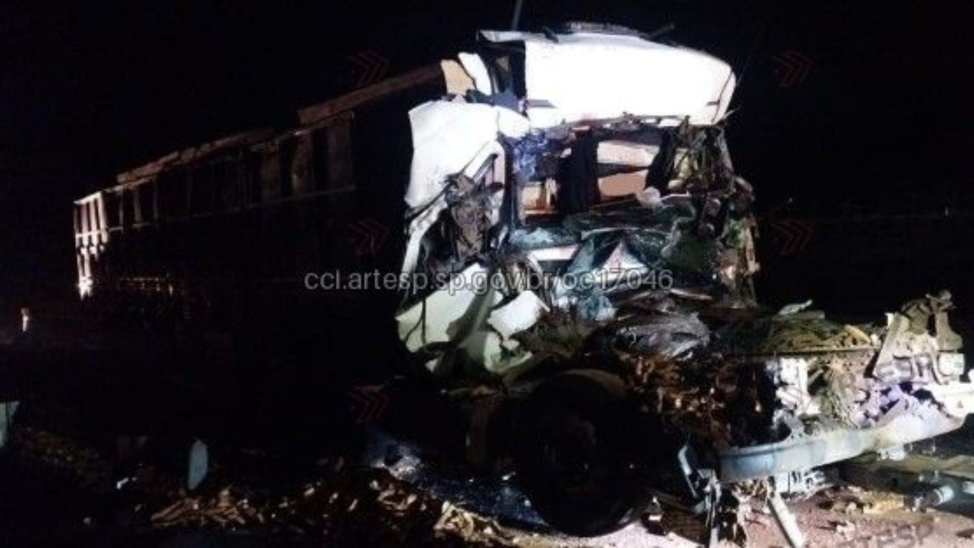 Motorista morre após batida entre carreta e caminhão na rodovia Raposo Tavares